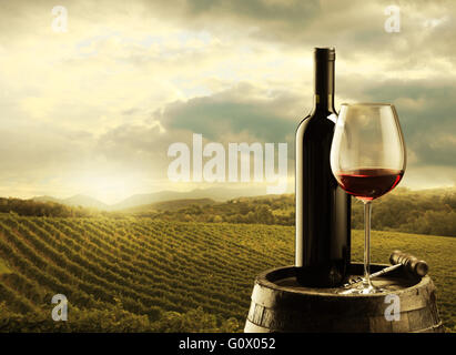 Flasche Rotwein und Weinglas auf Wodden Lauf Stockfoto