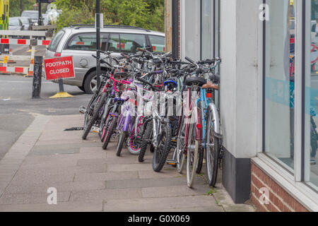 Eine Gruppe von Berg aus Männer Größe für Kinder, die nur gegen ein Schaufenster zu lernen. Stockfoto