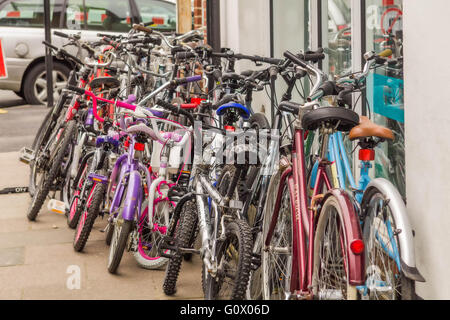 Eine Gruppe von Berg aus Männer Größe für Kinder, die nur gegen ein Schaufenster zu lernen. Stockfoto