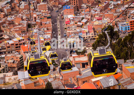 Die Verbindung zwischen La Paz und El Alto Seilbahnen sind Teil des öffentlichen Verkehrssystems in Boliviens Metropole - La Paz, Bolivien Stockfoto