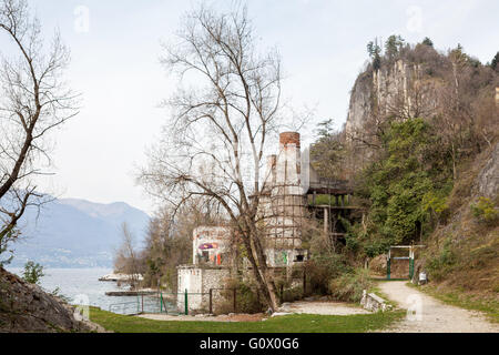 Die verlassenen Öfen, wo der Kalkstein in feinem Kalk geändert wurde. Caldè, Italien. Stockfoto