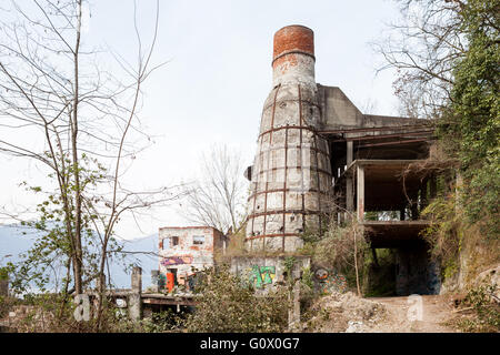 Die verlassenen Öfen, wo der Kalkstein in feinem Kalk geändert wurde. Caldè, Italien. Stockfoto