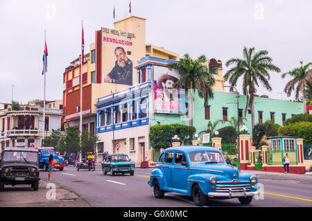 Santiago De Cuba wird oft als Wiege der kubanischen Revolucion bezeichnet. Poster von Fidel Castro werben die Revolution- Stockfoto