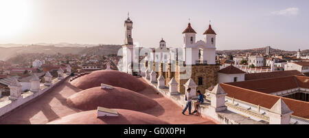 Auf der Dachterrasse Blick auf San Felipe Neri Kloster von La Merced Kirche in Sucre, Bolivien. Boliviens Hauptstadt ist berühmt für seine kolonialen ein Stockfoto