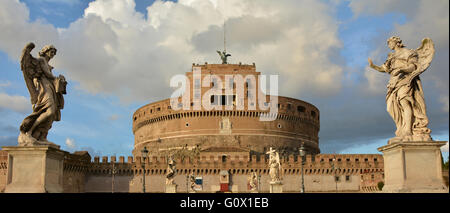 Panorama von Castel Sant'Angelo in Rom unter den schönen Marmor Engel, kurz vor Sonnenuntergang, eines der berühmtesten Wahrzeichen von Rom Stockfoto