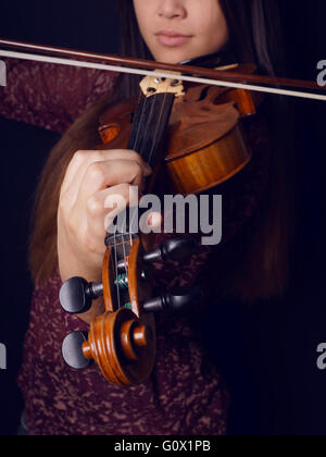 junge Frau spielt Geige Stockfoto