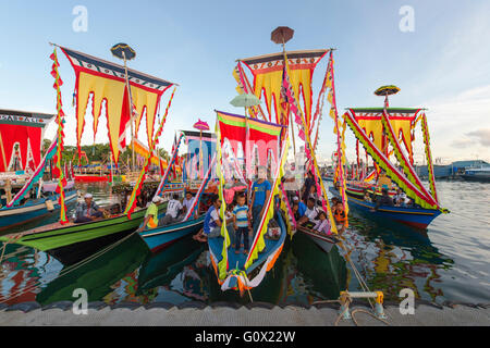 Traditionelles Bajau Boot namens Lepa Lepa zieren farbenfrohe Sambulayang Flagge Stockfoto