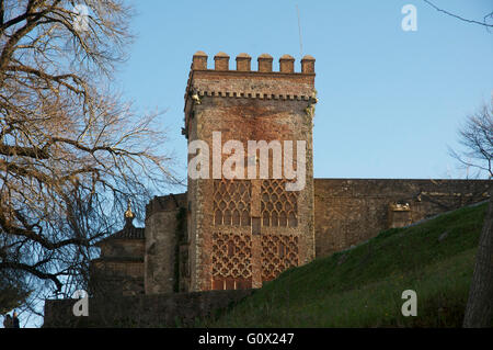 Mudéjar-Turm, Teil der Iglesia Nuestra Señora de Los Dolores, Kirche und Burg Aracena. Stockfoto