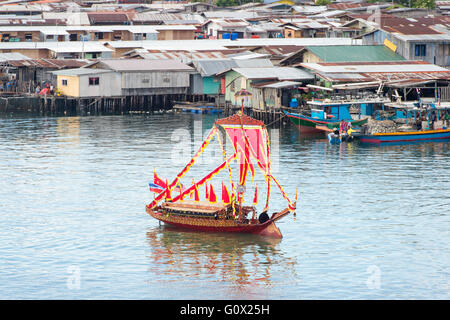 Traditionelles Bajau Boot namens Lepa Lepa zieren farbenfrohe Sambulayang Flagge Stockfoto