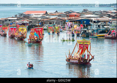 Traditionelles Bajau Boot namens Lepa Lepa zieren farbenfrohe Sambulayang Flagge Stockfoto