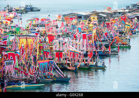 Traditionelles Bajau Boot namens Lepa Lepa zieren farbenfrohe Sambulayang Flagge Stockfoto