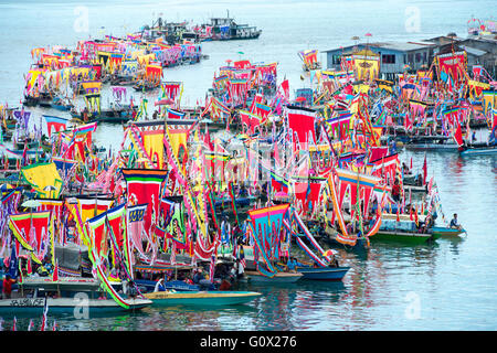 Traditionelles Bajau Boot namens Lepa Lepa zieren farbenfrohe Sambulayang Flagge Stockfoto