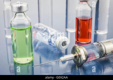 Diagnose - Behandlung und Vorbeugung. Medizinisches Gutachten mit Zusammensetzung von Medikamenten - Vials, Spritzen und Spritze. Selektive Stockfoto