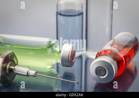 Diagnose - Behandlung und Vorbeugung. Medizinisches Gutachten mit Zusammensetzung von Medikamenten - Vials, Spritzen und Spritze. Selektive Stockfoto