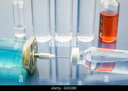 Diagnose - Behandlung und Vorbeugung. Medizinisches Gutachten mit Zusammensetzung von Medikamenten - Vials, Spritzen und Spritze. Selektive Stockfoto