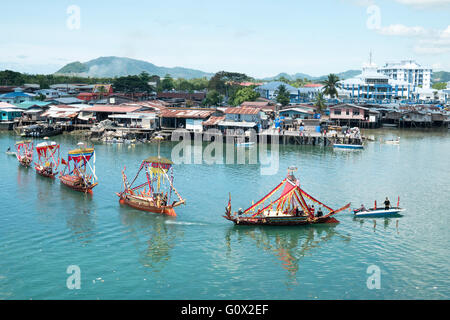 Traditionelles Bajau Boot namens Lepa Lepa zieren farbenfrohe Sambulayang Flagge Stockfoto