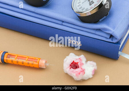 Insulin-Injektion Stift und Stethoskop, Konzept von diabetes Stockfoto