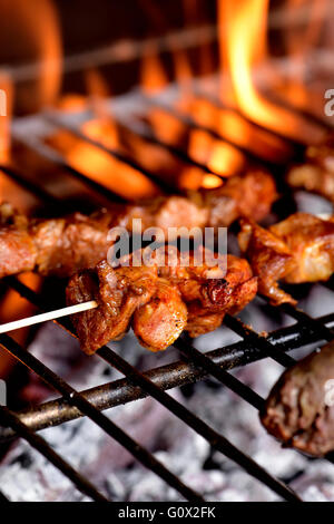 Nahaufnahme von einigen Fleischspieße in einen Grill gegrillt Stockfoto