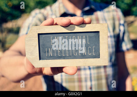 Nahaufnahme eines kaukasischen Jünglings zeigt eine Label-förmigen Tafel mit dem Text emotionale Intelligenz geschrieben Stockfoto