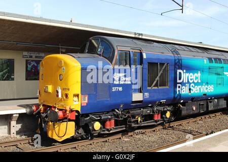 Fahrer Kabine hinten Klasse 37 Diesel Lokomotive 37716 in Direct Rail Services Lackierung am Bahnhof Carnforth. Stockfoto