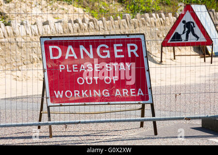 Bitte bleiben Sie Gefahr aus der Arbeit Bereich Zeichen nach den letzten Erdrutsch bei Eastcliff, Bournemouth im Mai Stockfoto