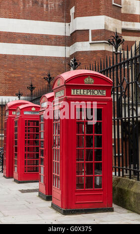 Rote Telefonzellen außerhalb der Rückseite des Royal Courts of Justice, Gebäude in den Strang in Holborn in London Stockfoto