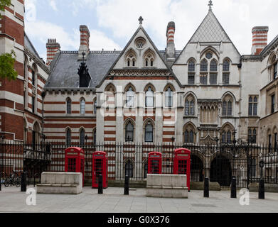 Rote Telefonzellen auf der Rückseite der Royal Courts of Justice Gebäude in Holborn London Stockfoto