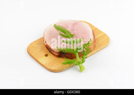 Stapel von Schinkenscheiben und Dill auf Holzbrett Stockfoto