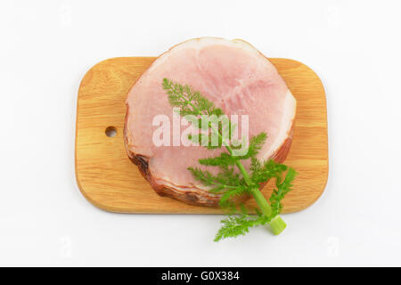 Stapel von Schinkenscheiben und Dill auf Holzbrett Stockfoto