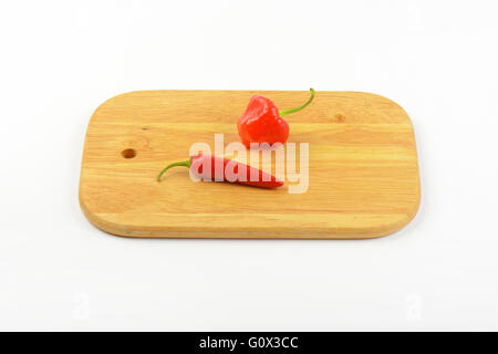 zwei heiße Chili Paprika auf Holzbrett Stockfoto