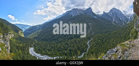 Landschaft auf die Dolomiti Brenta-Gruppe in einer schönen Sommernachmittag mit Wolken über der Oberseite, Trentino - Italien Stockfoto
