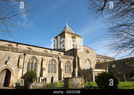 St. Nikolaus Pfarrei und Priory-Kirche in Arundel West Sussex. Sonnigen Frühlingstag mit blauem Himmel. Stockfoto