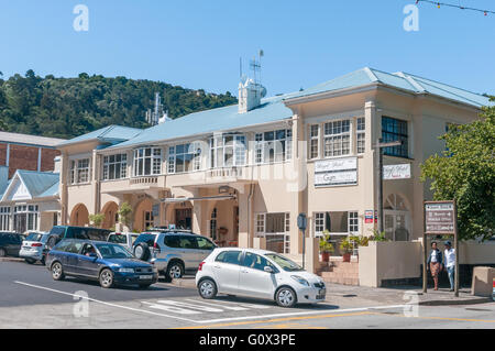 KNYSNA, Südafrika - 3. März 2016: ein historisches Hotel in einer Straßenszene von Knysna Stockfoto