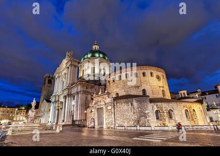 Alte und neue Kathedralen von Brescia am Abend, Italien Stockfoto