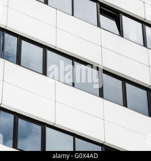 Close-up Fragment eines modernen Bürogebäudes aus Stahl und Glas. Stockfoto