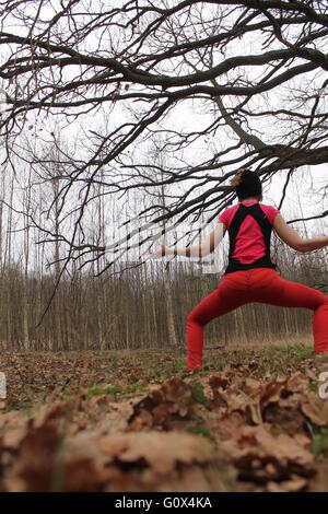 schöne, starke Frau machte Yoga Asana im Frühlingswald Stockfoto