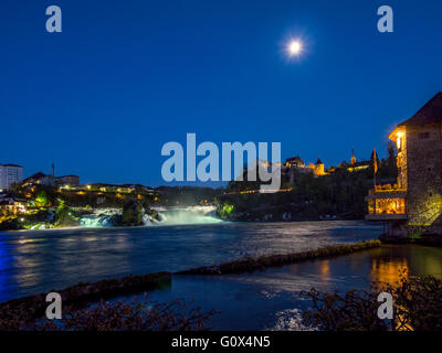 Rheinfall mit Laufen und Woerth Schloss in Schaffhausen, Kanton Schaffhausen, Schweiz, Europa Stockfoto