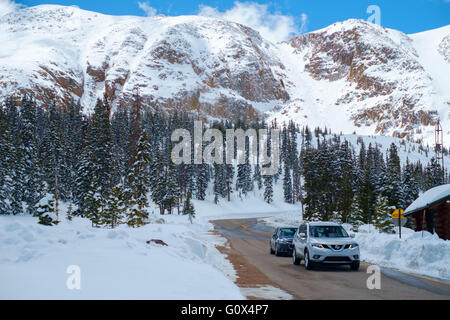 Autos fahren auf verschneiten Straßen am Pikes Peak in Colorado Springs, Colorado USA Stockfoto