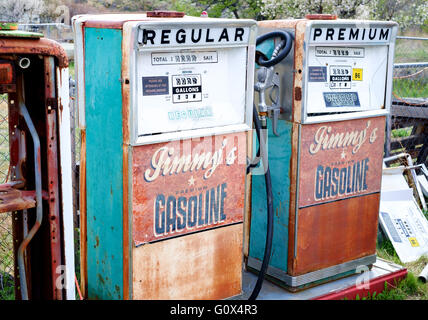 Bunte vintage Zapfsäulen an der klassischen Gas Museum, Embudo, New Mexico, USA Stockfoto