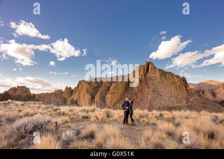 Lebensstil-Porträt von Verlobten, die die Natur im Smith Rock State Park in Zentral-Oregon liebt. Stockfoto