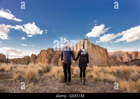 Lebensstil-Porträt von Verlobten, die die Natur im Smith Rock State Park in Zentral-Oregon liebt. Stockfoto