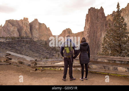 Lebensstil-Porträt von Verlobten, die die Natur im Smith Rock State Park in Zentral-Oregon liebt. Stockfoto