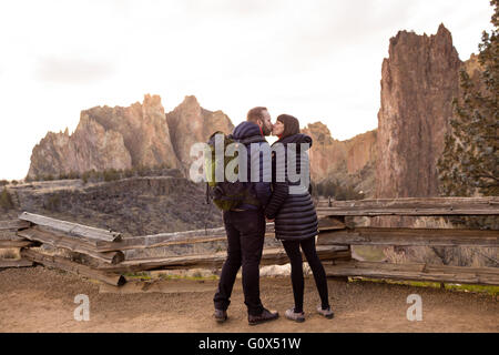 Lebensstil-Porträt von Verlobten, die die Natur im Smith Rock State Park in Zentral-Oregon liebt. Stockfoto