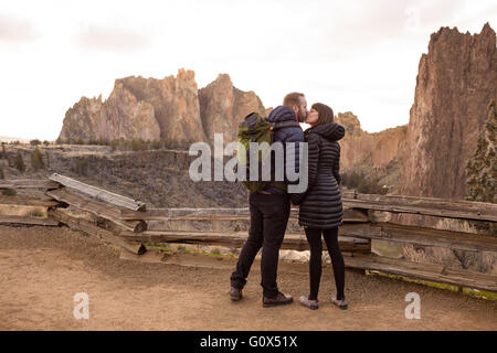 Lebensstil-Porträt von Verlobten, die die Natur im Smith Rock State Park in Zentral-Oregon liebt. Stockfoto