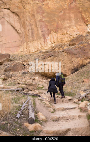 Lebensstil-Porträt von Verlobten, die die Natur im Smith Rock State Park in Zentral-Oregon liebt. Stockfoto