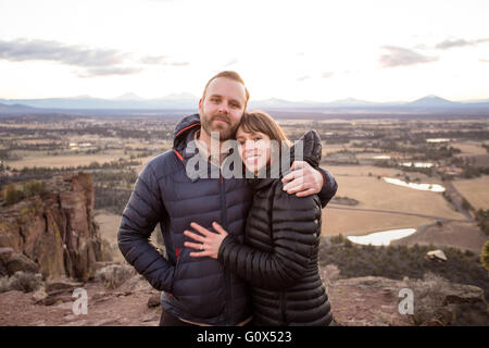 Lebensstil-Porträt von Verlobten, die die Natur im Smith Rock State Park in Zentral-Oregon liebt. Stockfoto