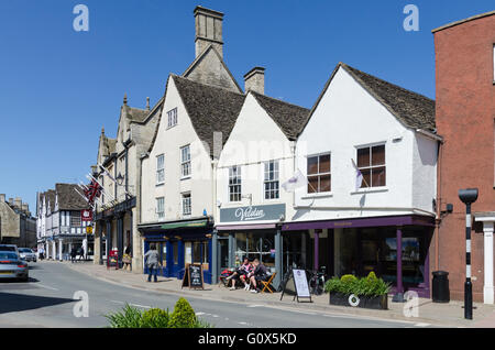 Reihe von Geschäften und Cafés im Marktplatz, Tetbury einschließlich Veloton Café für Radfahrer Stockfoto