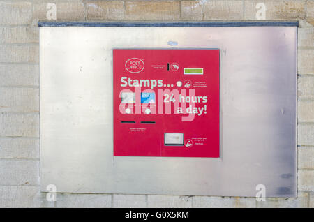 Gebaut in die Wand vor dem Postamt in Tetbury, Gloucestershire Royal Mail-Stempel-Automaten Stockfoto