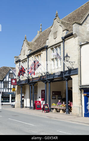 Die hochnäsig Fox Hotel und Kneipe im Zentrum von Cotswold Stadt von Tetbury Stockfoto