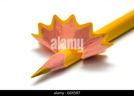 Bleistift-Späne und eine gelbe Bleistift Nahaufnahme Makro. Stockfoto